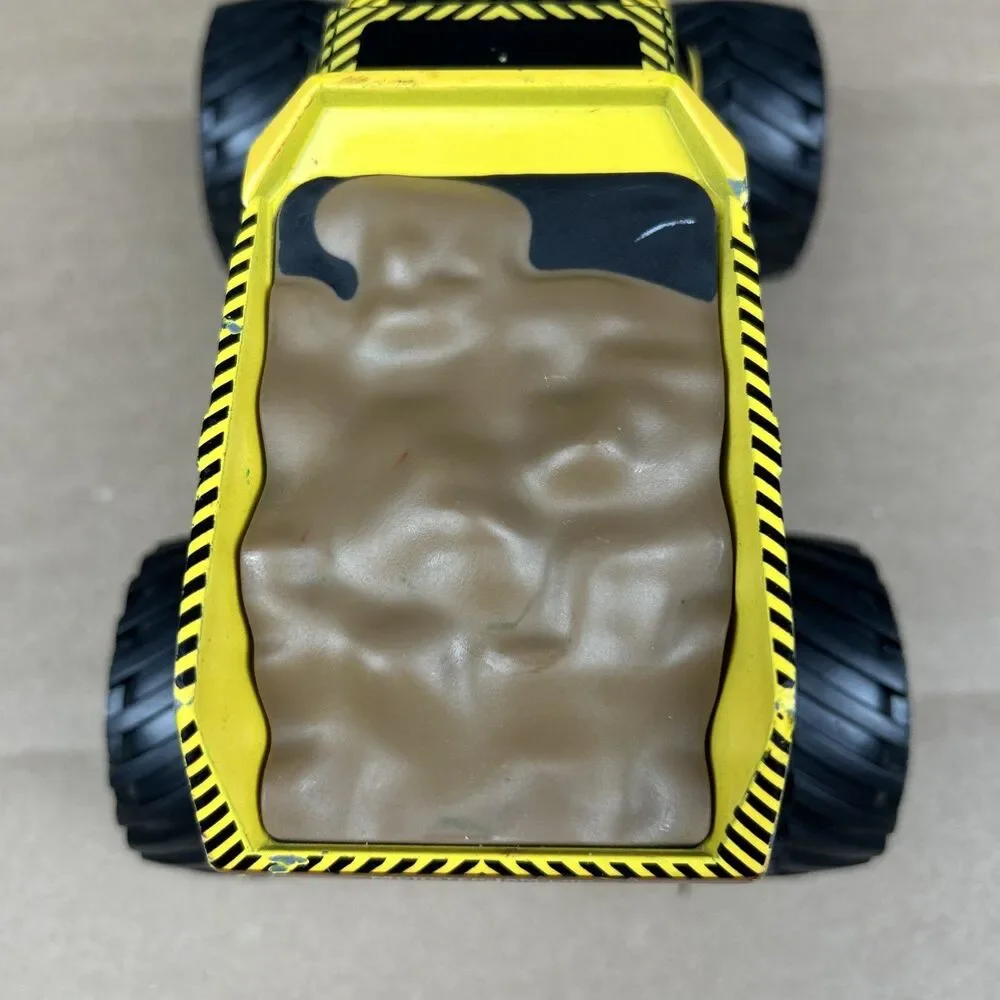 Hot Wheels Monster Jam Earth Shaker Die-Cast Truck Vehicle 1:24 Spin Master